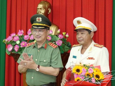 Thượng tướng Nguyễn Văn Thành - Thứ trưởng Bộ Công an (trái) tặng hoa chúc mừng Đại tá Nguyễn Văn Hiểu giữ chức vụ Giám đốc Công an tỉnh Đồng Tháp.