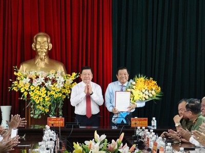 Đồng chí Trần Văn Rón trao quyết định của Ban Bí thư Trung ương Đảng chuẩn y đồng chí Bùi Văn Nghiêm giữ chức Phó Bí thư Tỉnh ủy Vĩnh Long.