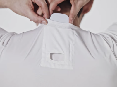 Chiếc máy điều hoà gắn sau lưng áo sẽ giúp người dùng không còn bị nóng bức trong những ngày hè chói chang.