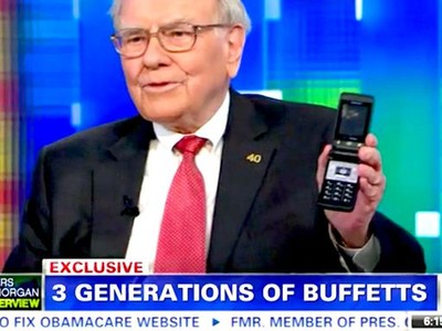 Warren Buffett và chiếc điện thoại cổ điển của mình trong buổi phỏng vấn với CNBC.