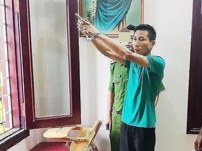 Công an thực nghiệm hành vi đột nhập của Cửu tại nhà ông Minh.