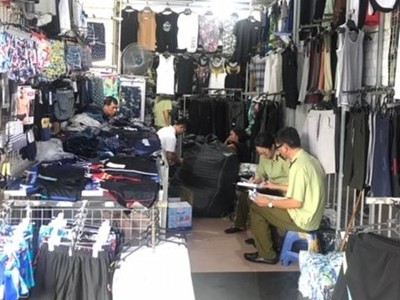 Lực lượng Quản lý thị trường Hà Nội phối hợp với Ban chỉ đạo 389 huyện Gia Lâm kiểm tra chợ Ninh Hiệp. (Ảnh: dms.gov.vn)