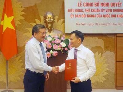 Đồng chí Nguyễn Văn Giàu trao Nghị quyết và chúc mừng đồng chí Đôn Tuấn Phong.