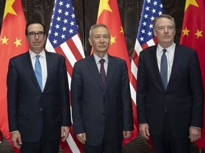 Bộ trưởng Tài chính Mỹ Steven Mnuchin (trái), Phó Thủ tướng Trung Quốc Lưu Hạc (giữa) và Đại diện Thương mại Robert Lighthizer tại Thượng Hải ngày 31/7. Ảnh: AFP.