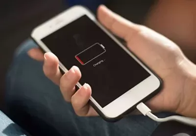 Nhiều người dùng cắm sạc qua đêm nhưng pin vẫn không đầy. Ảnh: NewsTech24h.