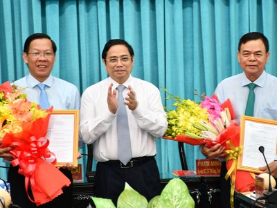 Đồng chí Phạm Minh Chính trao quyết định cho đồng chí Võ Thành Hạo và đồng chí Phan Văn Mãi.