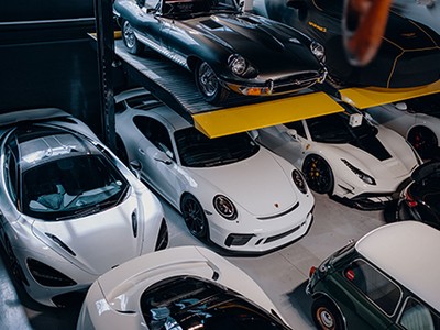 Garage tầng với toàn những siêu xe danh tiếng.