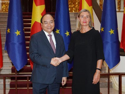 Thủ tướng Nguyễn Xuân Phúc và Phó Chủ tịch EC, Đại diện cấp cao của EU về Chính sách đối ngoại và an ninh Federica Mogherini - Ảnh: VGP/Quang Hiếu.