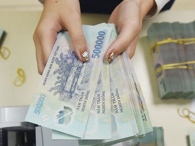 Để tăng khả năng hút vốn, nhiều ngân hàng đã tăng lãi suất huy động vốn trung hạn lên hơn 8%/năm.