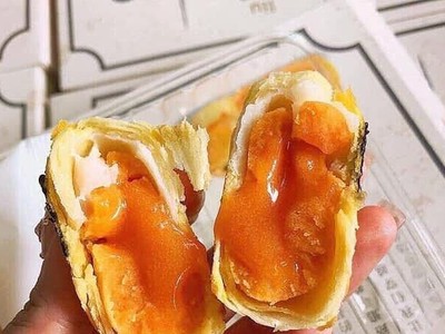 Bánh trung thu nhân chảy tràn từ Trung Quốc giá chỉ tầm 12.000 đồng/cái đang tung hoành chợ mạng. Ảnh: Facebook.