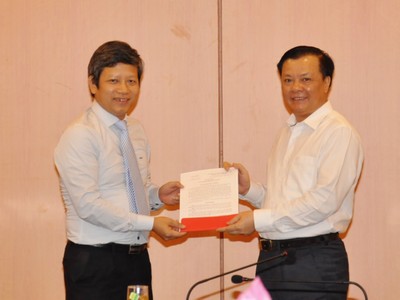 Bộ trưởng Đinh Tiến Dũng trao quyết định và chúc mừng đồng chí Phạm Văn Trường.