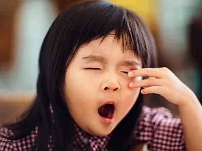 Dậy quá sớm khiến trẻ em có nguy cơ thiếu ngủ. Ảnh: Jooinn.