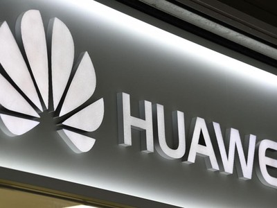 Logo Huawei được trưng bày tại Osaka vào tháng 5. Ảnh: Kyodo.