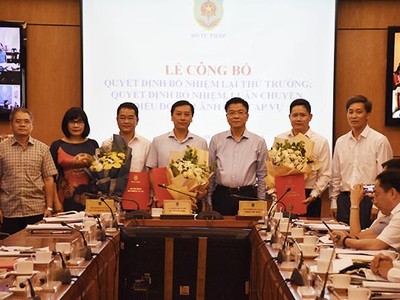 Bộ trưởng Bộ Tư pháp trao quyết định và chúc mừng các cán bộ được điều động, bổ nhiệm.