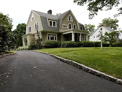 Ngôi nhà bí ẩn khiến gia đình không dám chuyển đến ở. Ảnh: Bloomberg.