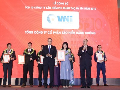 Bà Tào Thị Thanh Hoa - Phó Tổng Giám đốc Tổng công ty CP Bảo hiểm Hàng không (VNI) nhận Giấy chứng nhận TOP 10 doanh nghiệp bảo hiểm uy tín.