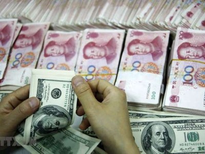 Đồng USD, đồng tiền dự trữ của toàn thế giới, có lẽ là “viên đạn” lớn nhất mà Tổng thống Trump có được trong cuộc thương chiến với Trung Quốc. Ảnh: TTXVN.