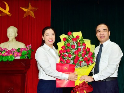 Bí thư Tỉnh ủy Tuyên Quang Chẩu Văn Lâm trao quyết định và chúc mừng đồng chí Lê Thị Kim Dung.