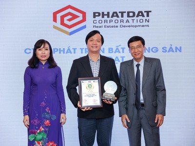 Ông. Bùi Quang Anh Vũ - Phó TGĐ Đầu Tư nhận giả Top 3 Doanh nghiệp Midcap.