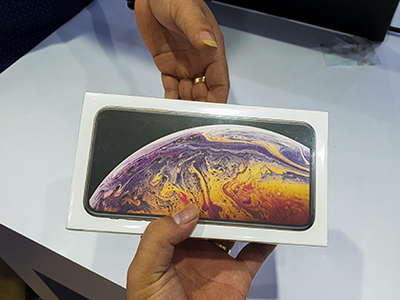 Với giao dịch iPhone nguyên seal trao tay, người mua nên kích hoạt máy tại chỗ. Ảnh: Bảo Lâm.