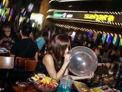 Việc kinh doanh bóng cười luôn dễ dàng bắt gặp tại phố đi bộ Bùi Viện. Ảnh: Liêu Lãm.