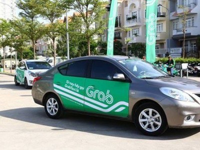 Taxi công nghệ, Grab phải dán lô gô phản quang (ảnh: VIR).