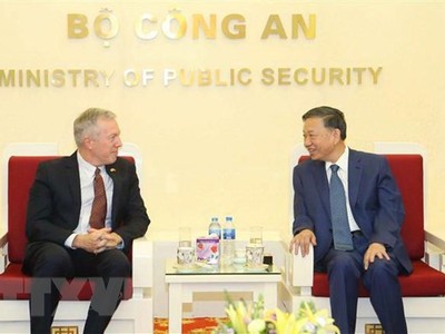 Đại tướng Tô Lâm, Bộ trưởng Bộ Công an tiếp ngài Ted Osius, Phó Chủ tịch Chính sách công và Quan hệ Chính phủ của Google tại châu Á-Thái Bình Dương. (Ảnh: Doãn Tấn/TTXVN).