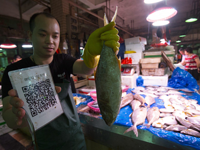 Mua hàng ở chợ cá tại Thâm Quyến cũng quét QR code để trả tiền. Ảnh: SCMP.