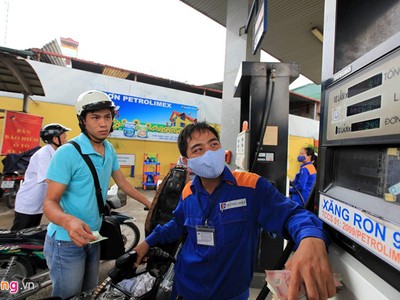 Xăng có lần giảm giá thứ hai liên tiếp từ 15h ngày 16/8. Ảnh: Việt Linh.