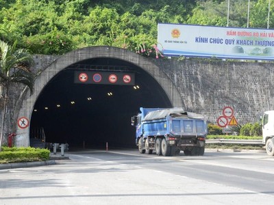 Phương tiện lưu thông qua hầm đường bộ Hải Vân. (Ảnh: Việt Hùng/Vietnam).