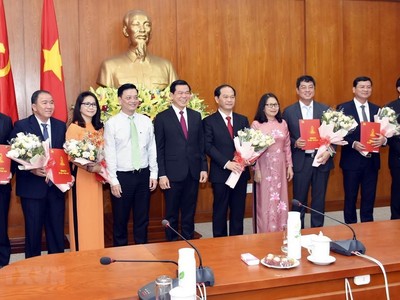 Lãnh đạo Tỉnh ủy Bà Rịa-Vũng Tàu trao Quyết định và tặng hoa các cán bộ được phân công công tác mới. (Ảnh: Ngọc Sơn/TTXVN).