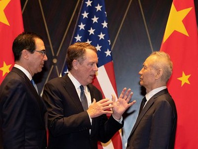 Từ trái sang: Bộ trưởng Tài chính Mỹ Steven Mnuchin, Đại diện Thương mại Robert Lighthizer và Phó thủ tướng Trung Quốc Lưu Hạc tại Bắc Kinh ngày 31/7. Ảnh: Reuters.