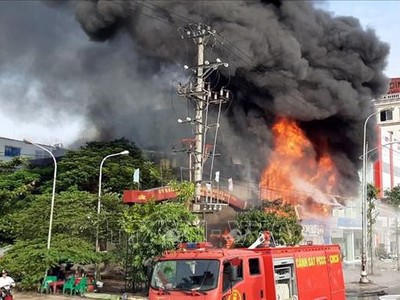 Siêu thị bốc cháy ngùn ngụt. Ảnh: Việt Hùng - TTXVN.