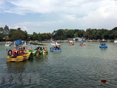 Bơi thuyền bên hồ tại công viên Văn hóa Đầm Sen. (Ảnh: Thanh Vũ/TTXVN).