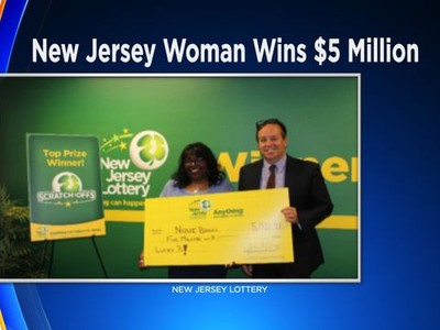 Nonie Briggs chụp ảnh cùng giải thưởng 5 triệu đô la Mỹ xổ số của mình.