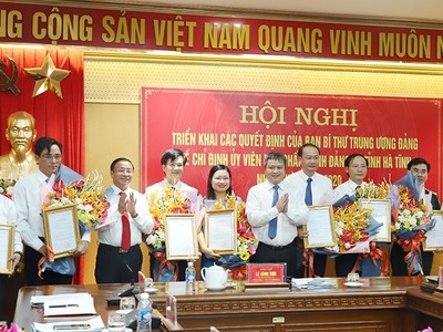 Lãnh đạo tỉnh Hà Tĩnh trao quyết định và chúc mừng các cán bộ được chỉ định giữ chức vụ Ủy viên Ban Chấp hành Đảng bộ tỉnh Hà Tĩnh.