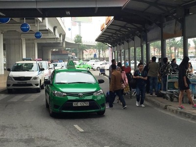 Xe taxi nhượng quyền được phép hoạt động tại sân bay Nội Bài. (Ảnh: Việt Hùng/Vietnam+).