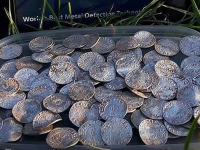 Kho báu là 2.571 đồng bạc từ thời vua Harold II của Anh.