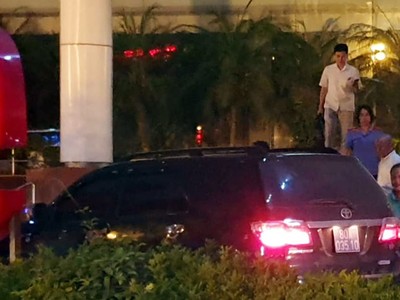 5 xe biển xanh chở cán bộ VKS và nhiều người đến toà nhà MobiFone lúc 19h30 ngày 26/8, rời đi sau một tiếng. Ảnh: Phạm Dự.