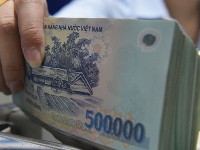 Tỷ trọng tiền mặt trên tổng phương tiện thanh toán trung bình giảm dần qua các năm.