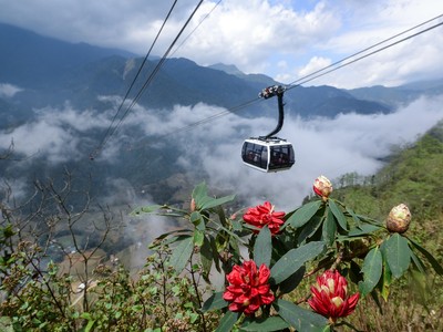 Hệ thống cáp treo kỷ lục thế giới tại Sun World Fansipan Legend thu hút đông đảo du khách đến Sa Pa mỗi năm.