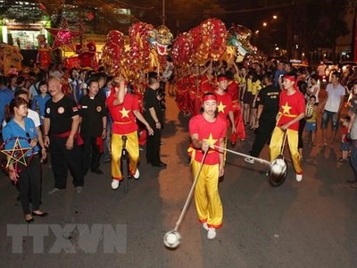 Rước đèn Trung Thu trên phố Hà Nội. (Ảnh: Thanh Tùng/TTXVN).