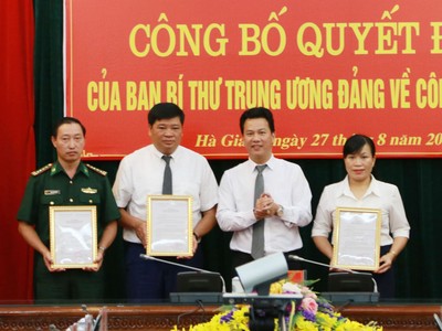 Bí thư Tỉnh ủy Hà Giang Đặng Quốc Khánh trao quyết định của Ban Bí thư Trung ương Đảng cho 3 đồng chí.