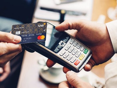 Từng đi sau khối ngoại, các ngân hàng Việt hiện có sản phẩm thẻ đa dạng, tính năng độc đáo như thẻ miễn lãi trọn đời, thẻ điện tử...