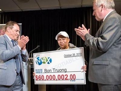 Ông Bon Truong nhận giải thưởng 60 triệu USD (Ảnh: StAlbert Today).