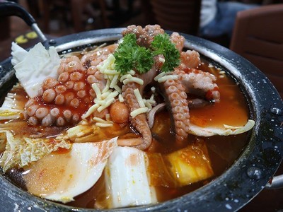 Nghỉ lễ 2/9, cùng hội bạn thân thưởng thức bạch tuộc khổng lồ