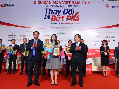 Đại diện BVSC nhận giải “Tổ chức tư vấn M&A tiêu biểu Việt Nam năm 2018-2019” tại Diễn đàn M&A Việt Nam 2019.