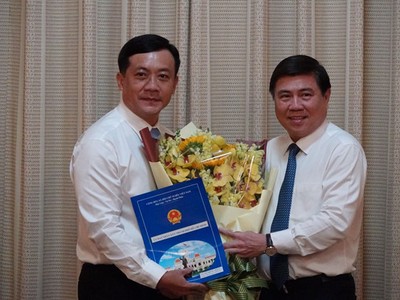 Chủ tịch UBND TP.HCM Nguyễn Thành Phong (phải) trao quyết định bổ nhiệm ông Hà Phước Thắng.