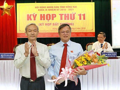 Bí thư Tỉnh ủy, Chủ tịch Hội đồng nhân dân tỉnh Đồng Nai Nguyễn Phú Cường tặng hoa chúc mừng tân Chủ tịch UBND tỉnh Cao Tiến Dũng (phải).