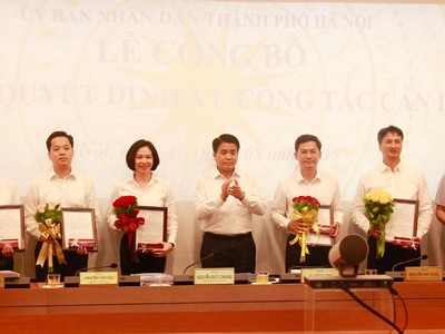 Chủ tịch UBND thành phố Hà Nội Nguyễn Đức Chung trao các quyết định cho các cán bộ được điều động, bổ nhiệm.